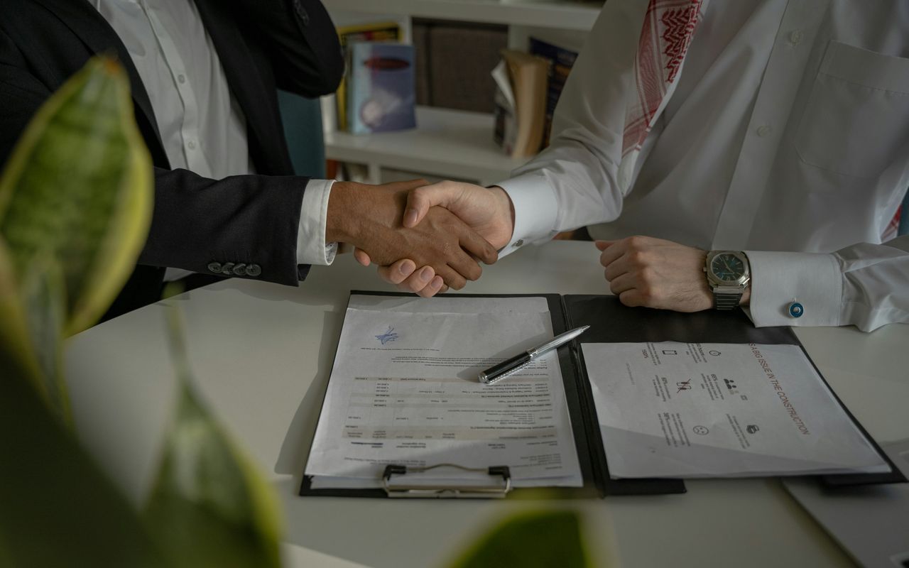 Apretón de manos sobre un contrato en una oficina